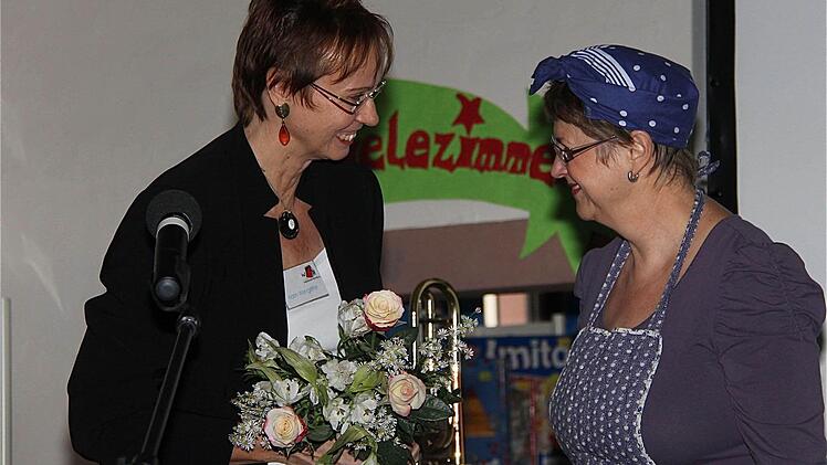 Glückwünsche nahm Leiterin Karin Wengerter von Brigitte Keidel entgegen, die in die Rolle einer Putzfrau geschlüpft war.