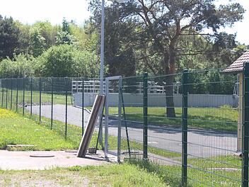 Von diesem Schlammbecken (im Hintergrund) soll der zeitweise auftretende Gestank ausgehen. Foto: Andreas Dorsch