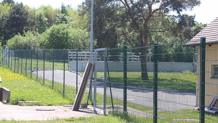 Von diesem Schlammbecken (im Hintergrund) soll der zeitweise auftretende Gestank ausgehen. Foto: Andreas Dorsch