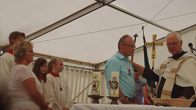 Karmelitenpater Wolfgang Schumacher nahm am Sonntagnachmittag die Kommunionkinder sowie drei Erwachsene in die Skapulierbruderschaft auf. Foto: Heike Schülein