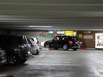 Die Parkplätze im Parkhaus Post: Klimaschutzbeauftragter Wolfgang Weiß kritisiert die neuen Anwohner-Tarife. Foto: Simone Bastian