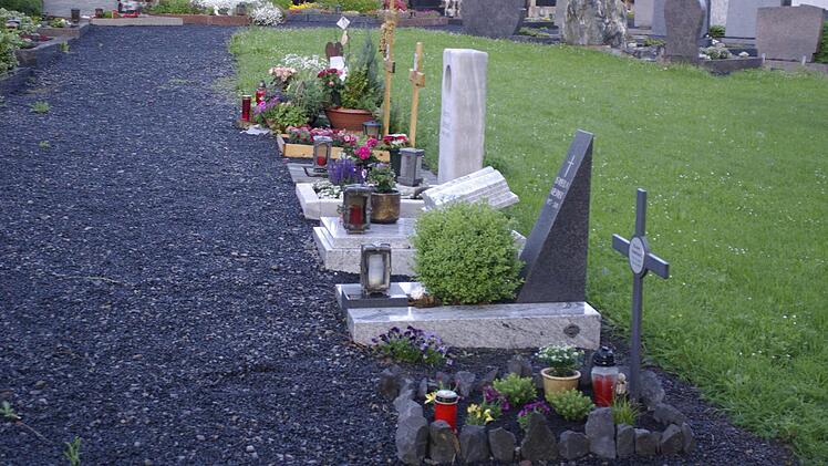 Der Auraer Friedhof erhält fünf weitere Urnengräber, da dies Bestattungsart derzeit gefragt ist und die Wegezeile so ergänzt werden kann.  Foto: Winfried Ehling