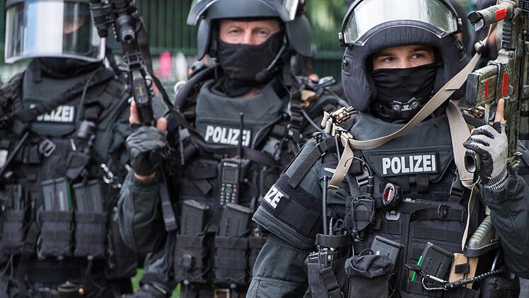 Die Spezialeinsatzkräfte wurden von der Kronacher Polizei extra angefordert. Symbolfoto: Boris Roessler/dpa