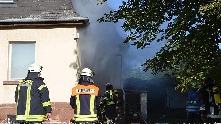 Unter realistischen Bedingungen übten die Feuerwehren aus Bad Kissingen, sowie Aschach und Oberthulba den Ernstfall.  Foto: Peter Rauch
