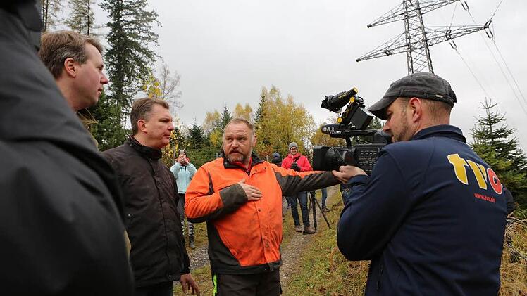 Revierleiter Christoph Schießer erklärt, wie gefällt wird. Foto: Barbara Herbst