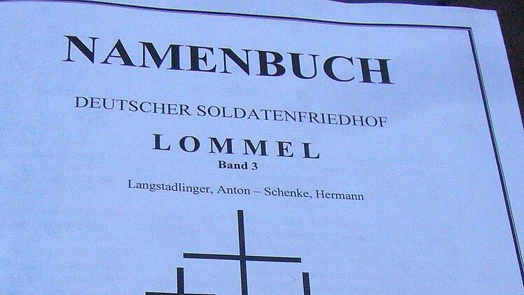 In insgesamt vier Namensbüchern findet man alle gefallenen Soldaten (soweit ihre Identität festgestellt werden konnte), die in Lommel ihre letzte Ruhestätte fanden. Foto: Paul Ziegler