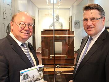 Museumsdirektor Peter Weidisch zeigt Staatsminister Winfried Bausback die  Ausstellungsräume des Museums: Foto: Benedikt Borst