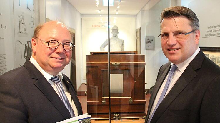 Museumsdirektor Peter Weidisch zeigt Staatsminister Winfried Bausback die  Ausstellungsräume des Museums: Foto: Benedikt Borst