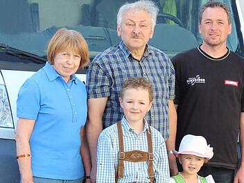 Mit drei Generationen ist die Familie Schneider im Jubiläumsjahr vertreten. Von links: Heidrun und Winfried Schneider, Sohn Tobias Schneider und die Enkel Felix und Finja. Foto: PR