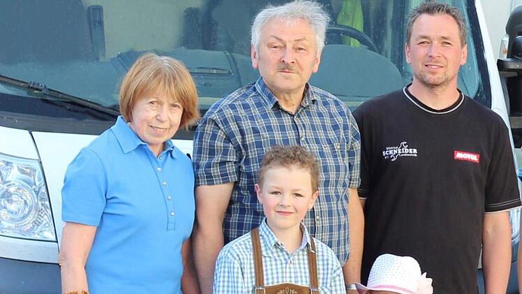Mit drei Generationen ist die Familie Schneider im Jubiläumsjahr vertreten. Von links: Heidrun und Winfried Schneider, Sohn Tobias Schneider und die Enkel Felix und Finja. Foto: PR