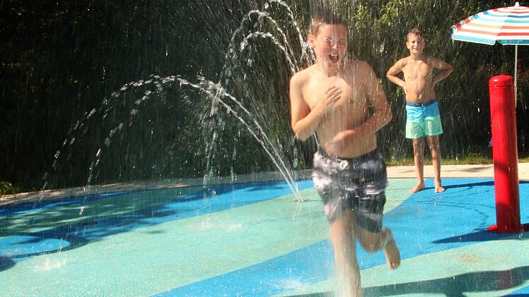 Wer kann, sucht zurzeit ein Freibad auf.  Josef Hofbauer