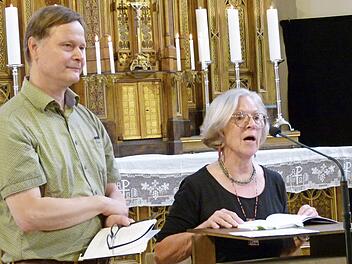 Rolf-Bernhard Essig und Hanne Mausfeld tragen Texte von jungen Häftlingen der JVA Ebrach vor.  Foto: Krüger-Hundrup