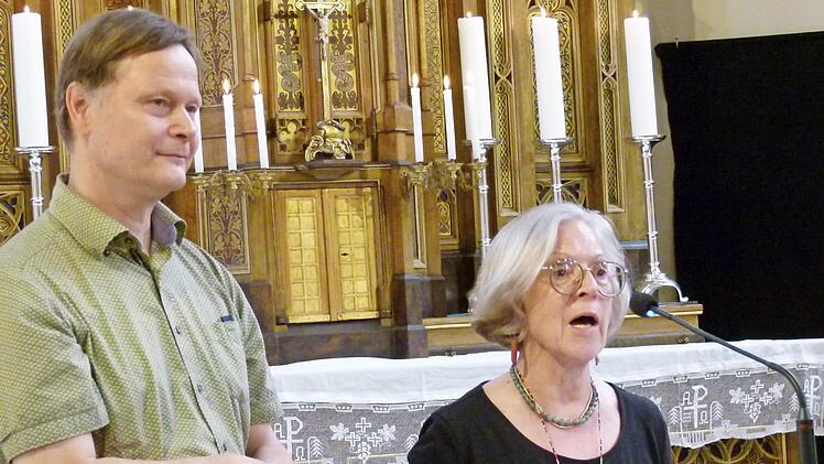 Rolf-Bernhard Essig und Hanne Mausfeld tragen Texte von jungen Häftlingen der JVA Ebrach vor.  Foto: Krüger-Hundrup