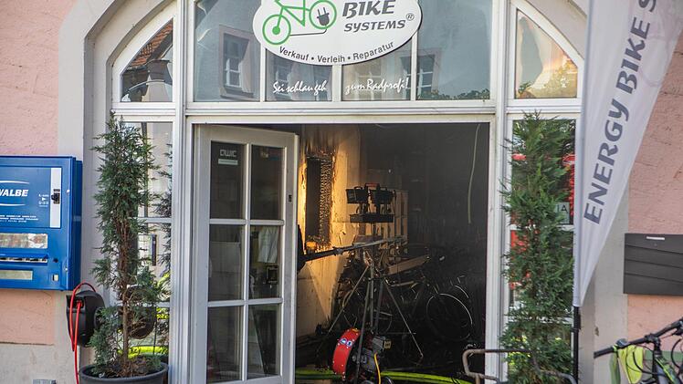 In einem Geschäft in Treuchtlingen entstand am Sonntag ein hoher Schaden nach einem Brand. Foto: NEWS5 / Goppelt