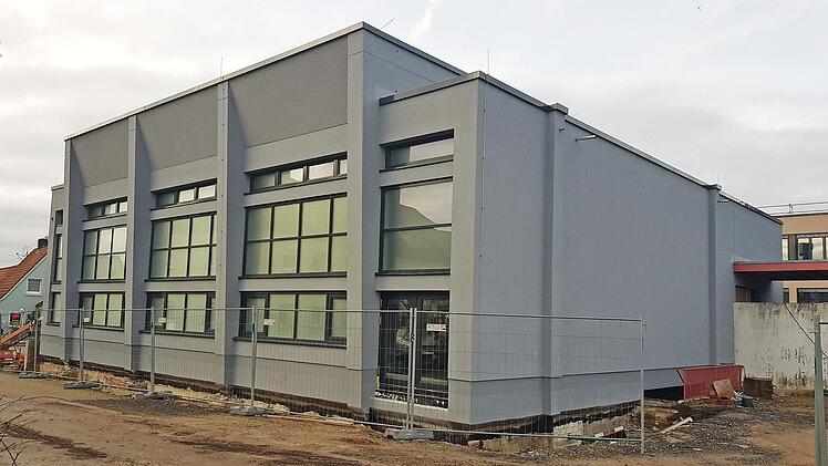 Ungefähr bei der Halbzeit sind die Umbauten an der Heinrich-Thein-Schule in Haßfurt angelangt. Die Aula (unser Bild) wurde mit einer neuen Fassade und neuer Dachkonstruktion versehen.