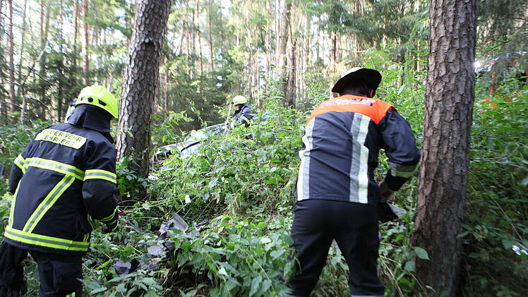 Auto kommt von Stra&szlig;e ab und kracht gegen Baum