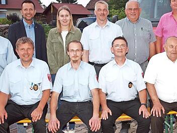 Kommandantenwahl bei der Feuerwehr Isling (sitzend v. l.): bisheriger Kommandant Uwe Ebitsch, stellvertretender Kommandant Franz Mattausch, Kommandant Michael Barnickel, Feuerwehrreferent Roland Lowig, (stehend v. l.) Vorsitzender Florian Mahr, Bü...