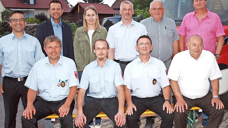 Kommandantenwahl bei der Feuerwehr Isling (sitzend v. l.): bisheriger Kommandant Uwe Ebitsch, stellvertretender Kommandant Franz Mattausch, Kommandant Michael Barnickel, Feuerwehrreferent Roland Lowig, (stehend v. l.) Vorsitzender Florian Mahr, Bü...