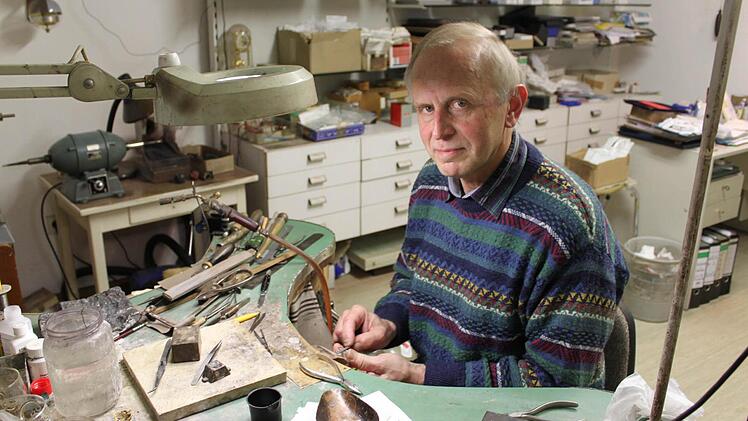 An diesem Goldschmiede-Tisch saß Heinz Haberzettl 26 Jahre lang. Nun will er ihn verlassen. Endgültig. Fotos: Katja Kölbl