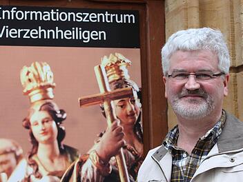 Pater Christoph Kreitmeir steht vor dem Informationszentrum der Basilika. Foto: Tobias Kindermann