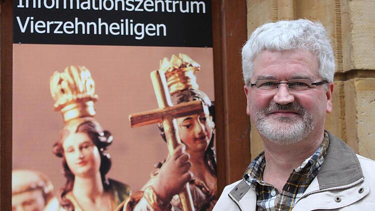 Pater Christoph Kreitmeir steht vor dem Informationszentrum der Basilika. Foto: Tobias Kindermann
