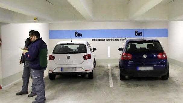 Links und rechts mehr Platz: In dieser Bucht waren früher drei Stellplätze vorgesehen, nun sind es noch zwei. Das sechste Geschoss ist bereits saniert.