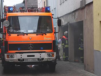 Beißender Qualm dringt aus dem Heizungsraum in die Hofgasse. Foto: Ulrike Müller