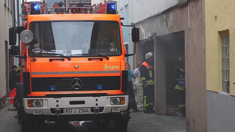 Beißender Qualm dringt aus dem Heizungsraum in die Hofgasse. Foto: Ulrike Müller