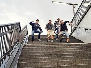 Brotmüller alias Benedict Lumer, Jóhannes Klütsch, Nikolaus Durst und Jakob Fischer (von links) liefern im Live Club die Musik zu den Texten von Schülern und Studenten. Foto: Roland Cremerius