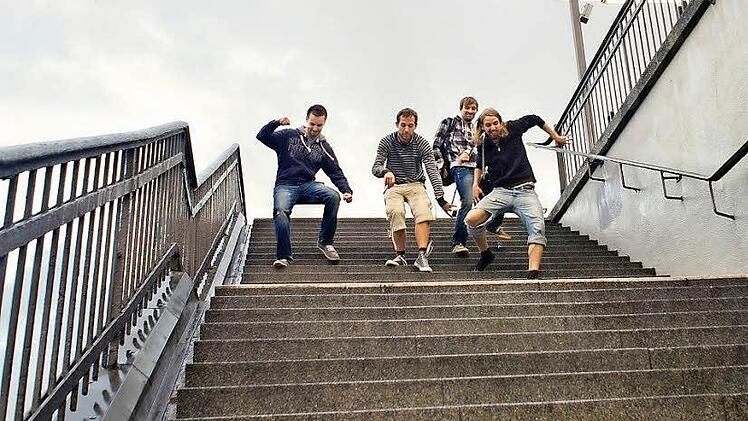 Brotmüller alias Benedict Lumer, Jóhannes Klütsch, Nikolaus Durst und Jakob Fischer (von links) liefern im Live Club die Musik zu den Texten von Schülern und Studenten. Foto: Roland Cremerius