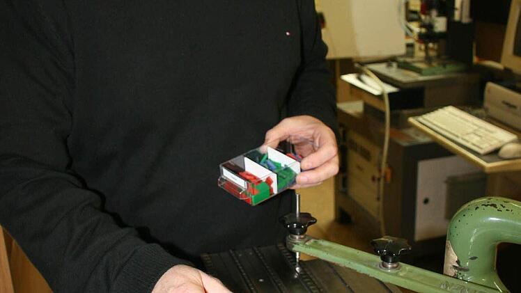 Jeder Buchstabe wird einzeln in die Maschine gelegt. Foto: Daniela Röllinger