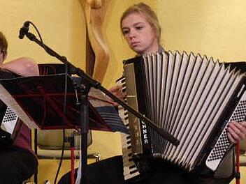 Eva-Maria Müller spielt in furiosem Tempo einen Czardas.