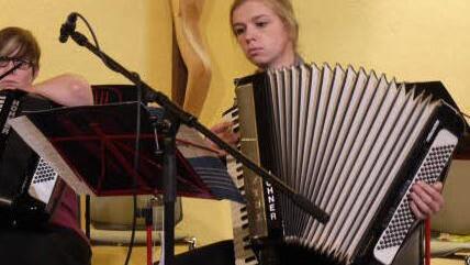 Eva-Maria Müller spielt in furiosem Tempo einen Czardas.