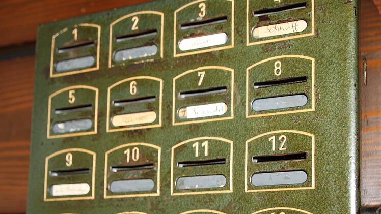 Relikt aus vergangener Zeit: Alte Sparfächer für Stammgäste. Foto: Ulrike Müller