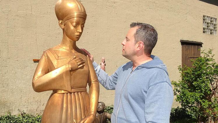 Auch die Heilige Elisabeth wurde von Klaus Metz für die Landesgartenschau in Schmalkalden geschaffen. Eine wunderschöne schlichte und doch beeindruckende Figur, die die Blicke auf sich ziehen wird. Foto: Mario Eckert
