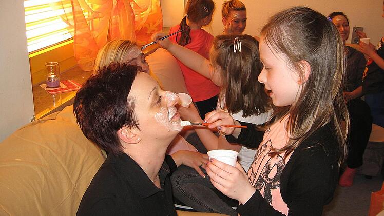 Leonie bepinselt das Gesicht ihrer Mutter mit einer selbst angerührten Quark-Honig-Maske.  Foto: Heike Schülein