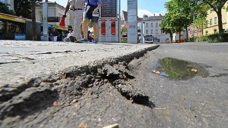 Spurrillen und Asphaltverdrückungen werden am ZOB seit Jahren beklagt - eine Folge von Belastung und wiederholten Abfräsvorängen.
