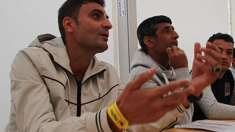 Ferydon Talash (links) und seine Familie gehören zu den 83 Flüchtlingen, die Coburg vergangene Woche aufgenommen hat . In ihrer Heimat Afghanistan konnten sie nicht bleiben. Dort wurden sie verfolgt, angegriffen und am Ende gab es sogar Todesdrohungen. Foto: Ulrike Nauer
