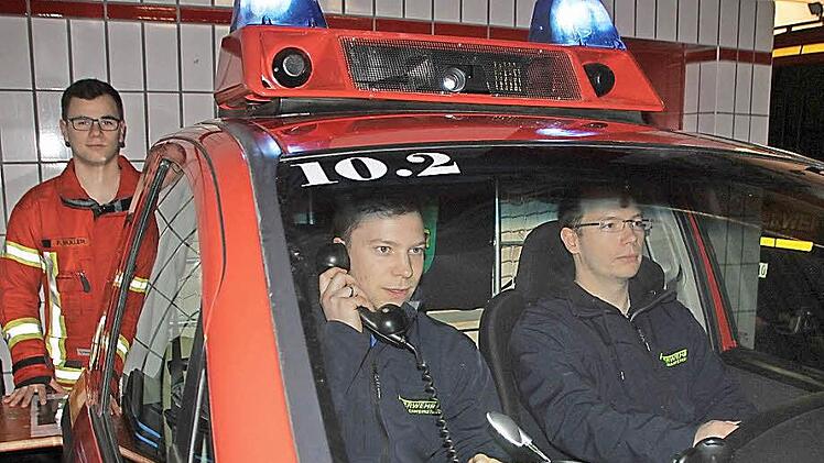 Marco Hoffmann, Marcel Zweck und Fabian Müller (von rechts) von der Feuerwehr Gößweinstein trainieren am Fahrsimulator, um im Notfall Stress und Hektik gewohnt zu sein. Foto: Andreas Schmitt