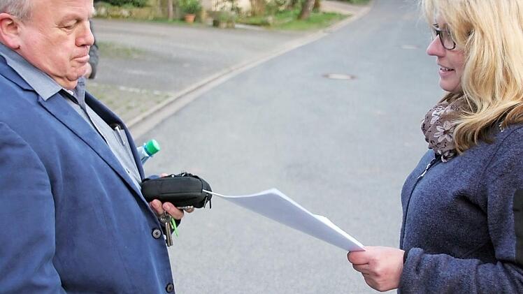 Was das wohl drin steht? Bürgermeister Kandler nahm die Petition der Neubrunner Dorfgemeinschaft von Irene Hüttner entgegen.