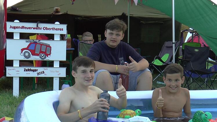 Jede Feuerwehr hatte mindestens einen eigenen Pool dabei. Wie hier die Jugendlichen aus Obertheres genossen viele die frische Abkühlung.Christian Licha