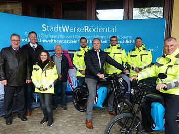 Die Stadtwerke präsentierten sich ebenfalls beim Gewerbemarkt. Sie führten u.a. ihre Elektro-Motorräder den beiden Organisatoren Werner Hieber und Andreas Wittmann sowie den beiden Bürgermeistern vor. Foto: Lothar Weidner