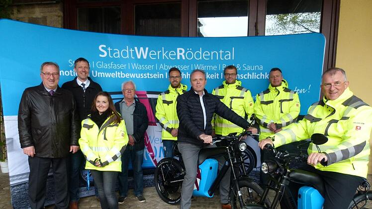 Die Stadtwerke präsentierten sich ebenfalls beim Gewerbemarkt. Sie führten u.a. ihre Elektro-Motorräder den beiden Organisatoren Werner Hieber und Andreas Wittmann sowie den beiden Bürgermeistern vor. Foto: Lothar Weidner