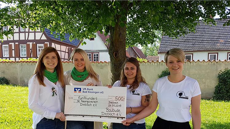 Corinna Stockmann und Anna-Lena Ullrich vom St. Georgsverein Diebach freuen sich über die Spende der Baubude, überreicht von Hanna Stadler und Luisa Fügner.  Foto: Elisabeth Assmann