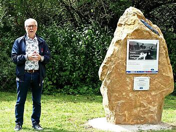 Vorsitzender Hans Moos stellte bei der Eröffnung des von der Kulturinitiative angeregten Kunst- und Seewegs im August 2021 den Stein vor, der am Eingang zum Badesee, dem Endpunkt des Wegs, aufgestellt wurde.