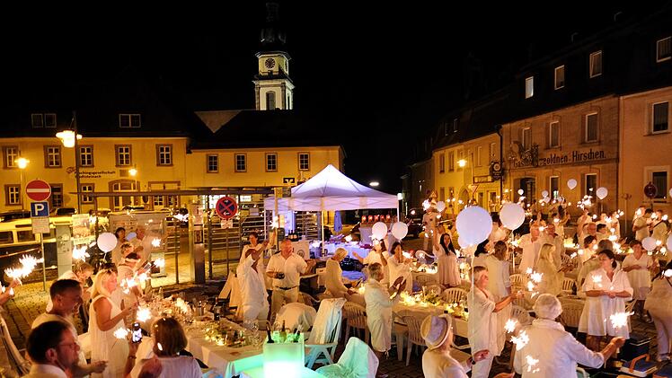 "Diner en blanc" in Stadtsteinach. Foto: Klaus Rößner