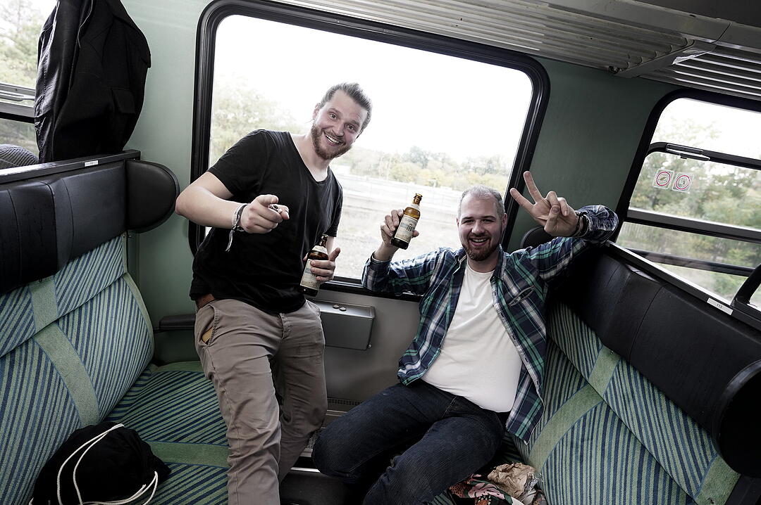 Party im Zug - Raver*innen tanzen zu Techno-Beats
