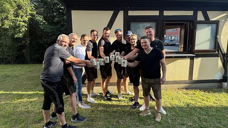 Gerolzhofen: Freunde beklagen Leerstand und eröffnen Biergarten - "bunt gemischter Haufen"