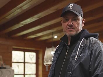 Der Gastrocoach Frank Rosin hört von den Testessern Kritik am Service.