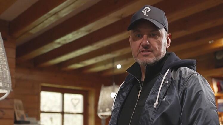Der Gastrocoach Frank Rosin hört von den Testessern Kritik am Service.